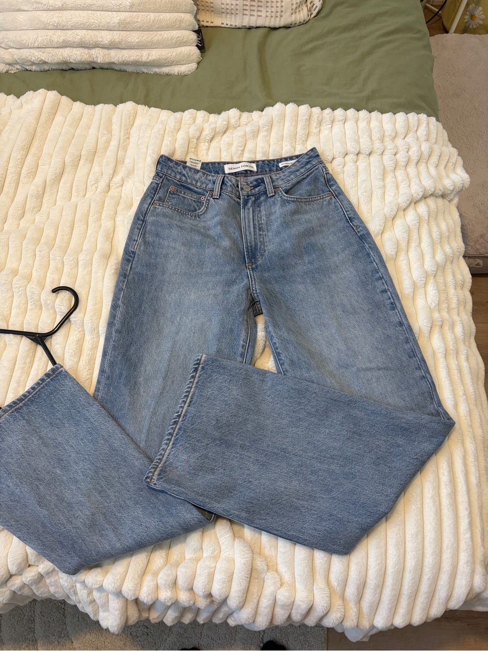 THE FARRAH CURVE-FIT HI-RISE WIDE JEAN